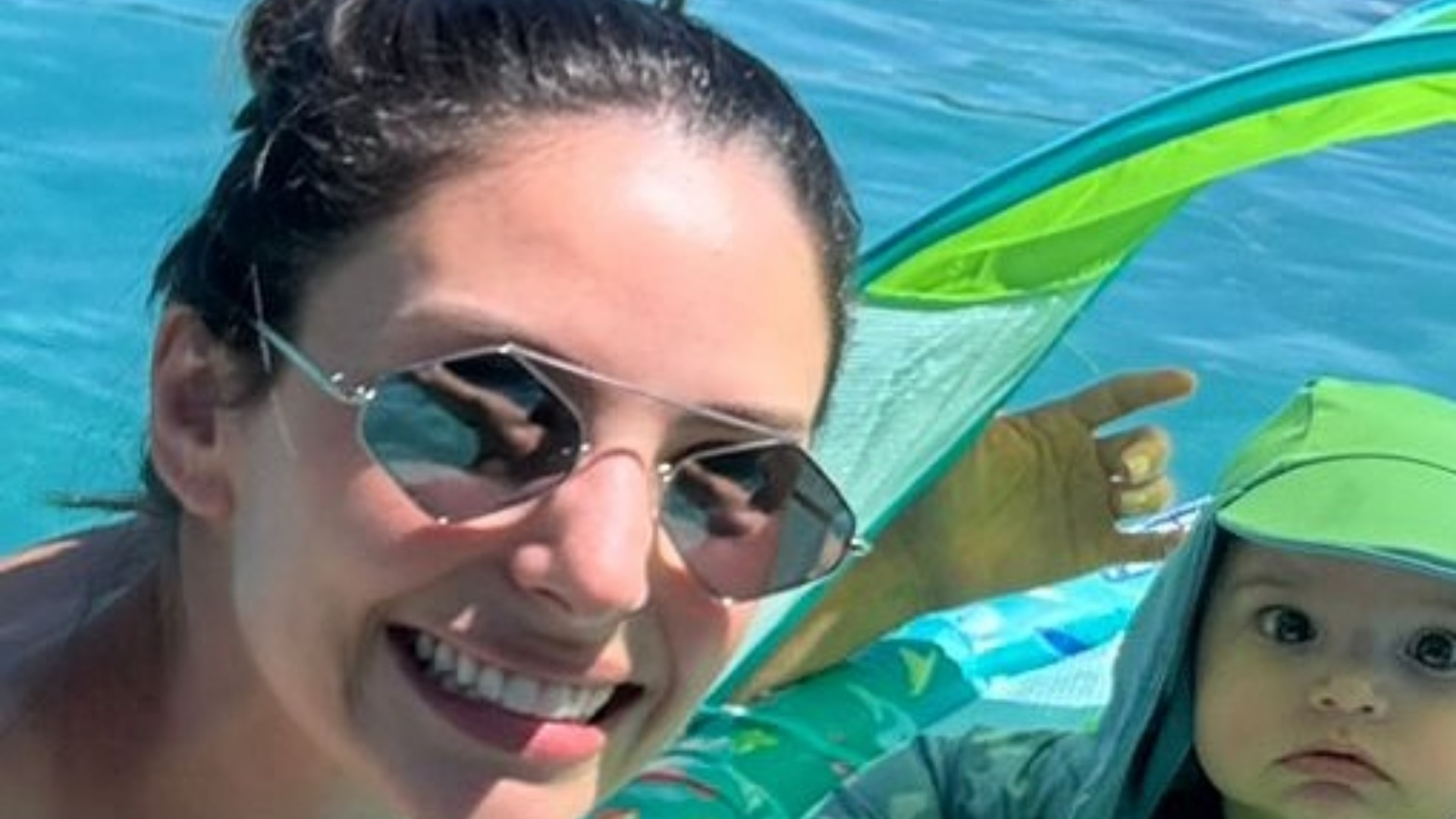 Carol Celico encanta ao mostrar o filho na piscina: ‘Momentos inesquecíveis’