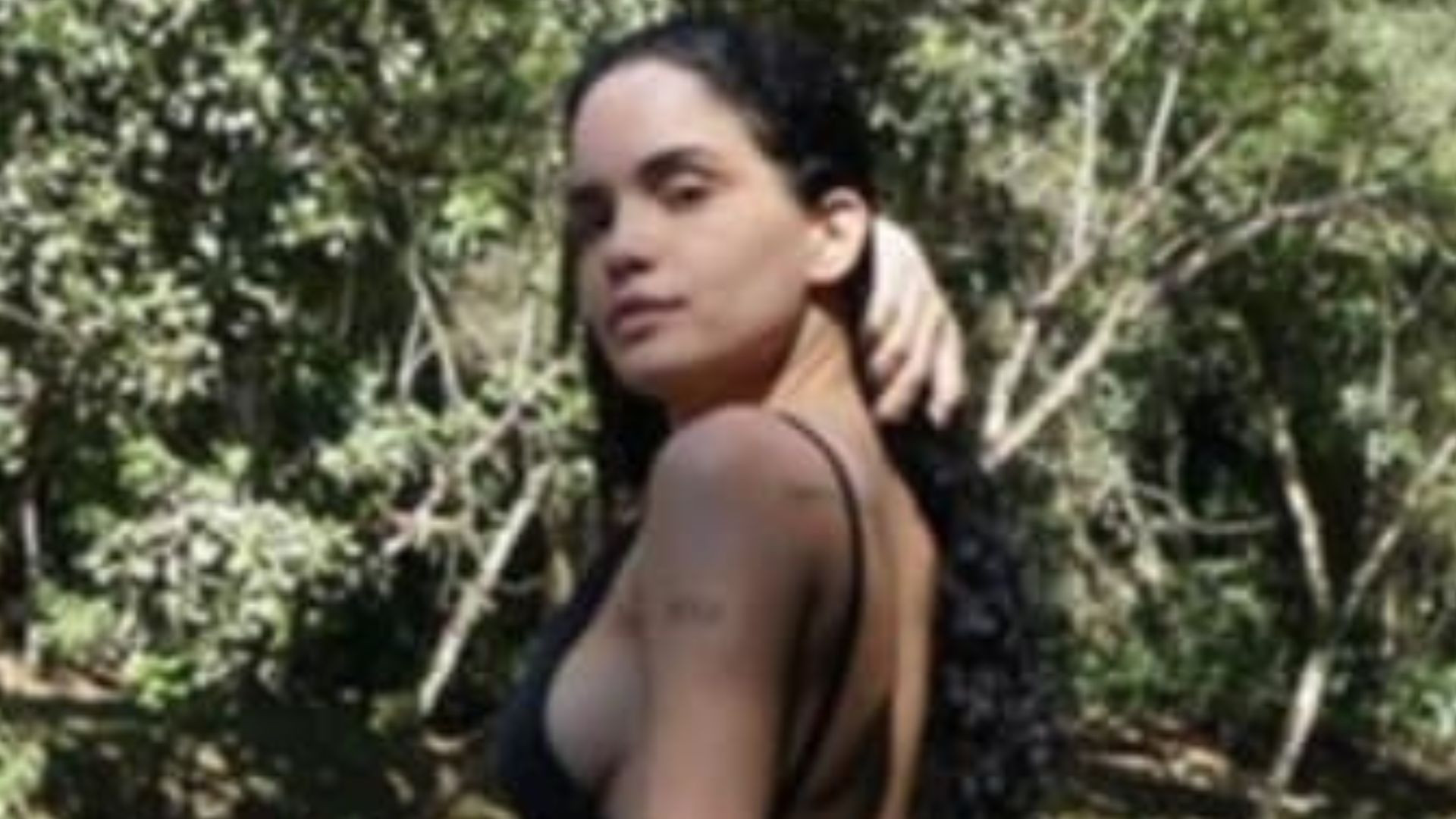 Carol Macedo ostenta curvas impecáveis em cliques em meio à natureza