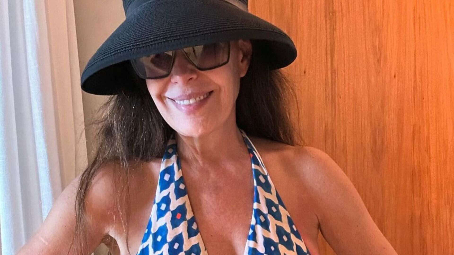Carolina Ferraz arrasa ao surgir de maiô decotado em suas férias