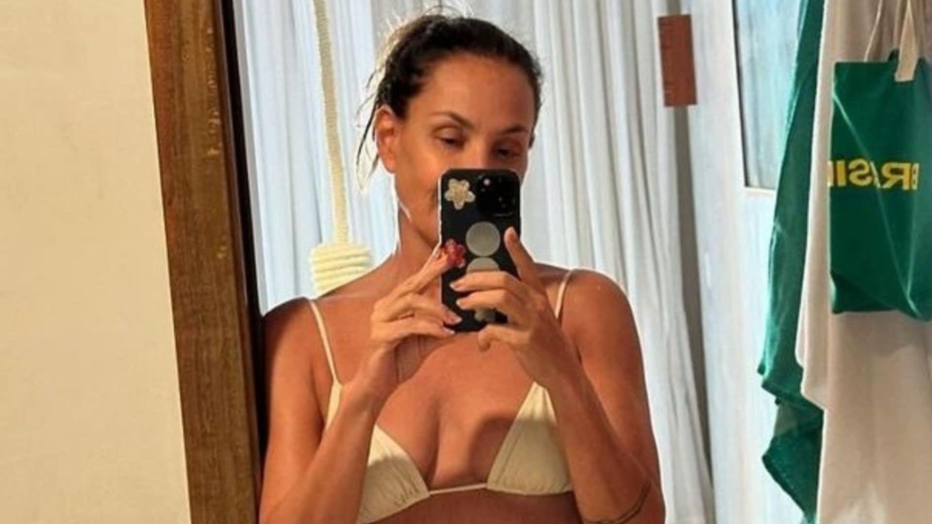 Carolina Ferraz faz selfie de biquíni no espelho e impressiona: ‘Sereia’