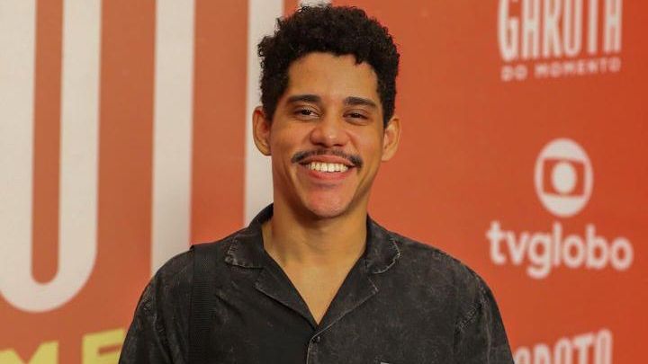 Cauê Campos reconhece que crescer na TV influenciou seu desenvolvimento