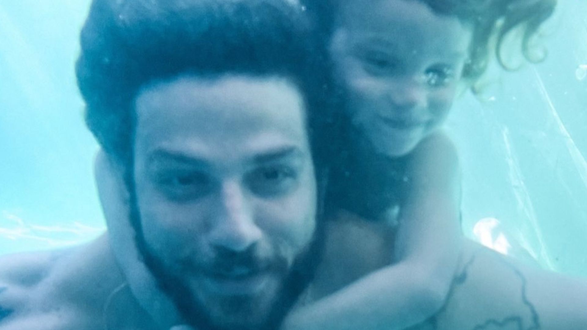Após nascimento da terceira filha, Chay Suede encanta ao posar com herdeiros na piscina