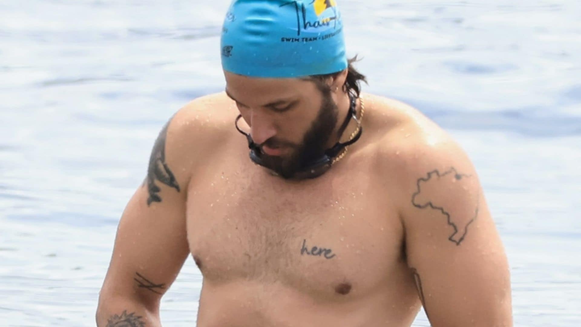 Chay Suede exibe físico forte ao fazer nado em mar aberto; veja as fotos