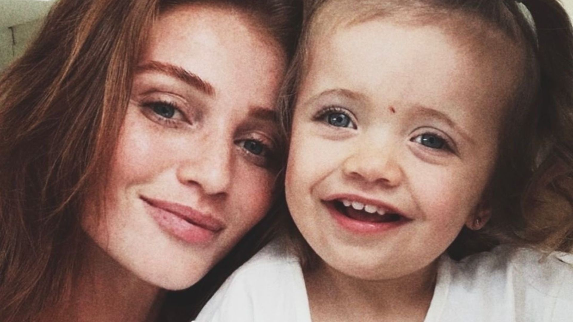 Cintia Dicker encanta em novas fotos com a filha Aurora