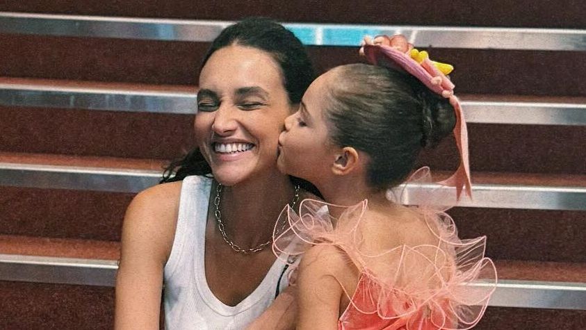 Débora Nascimento cria memórias com a filha através do trabalho: ‘Experiência singular’