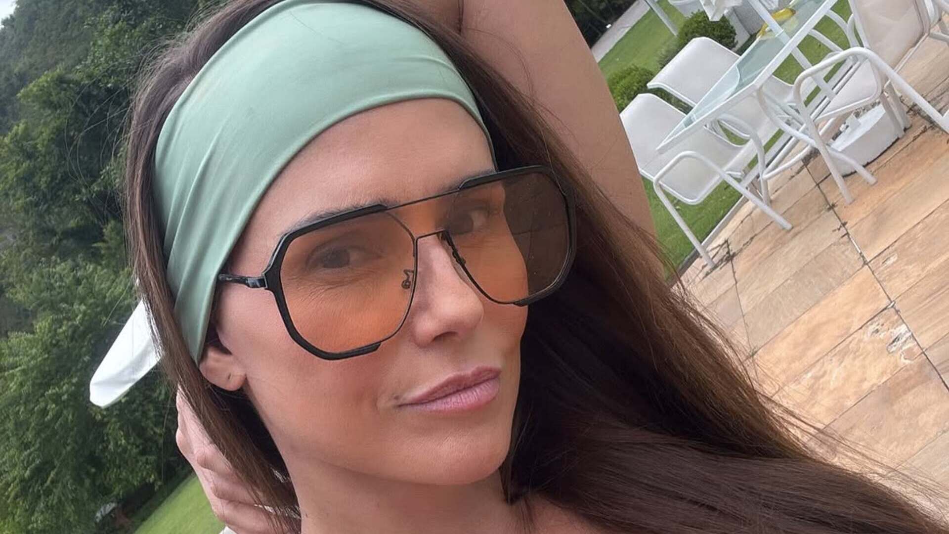 Deborah Secco impressiona ao mostrar barriga muito seca em novas fotos