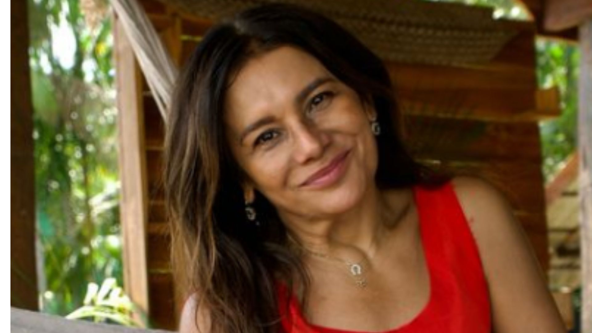 Dira Paes toma banho de cachoeira e surge com look mínimo em nova foto