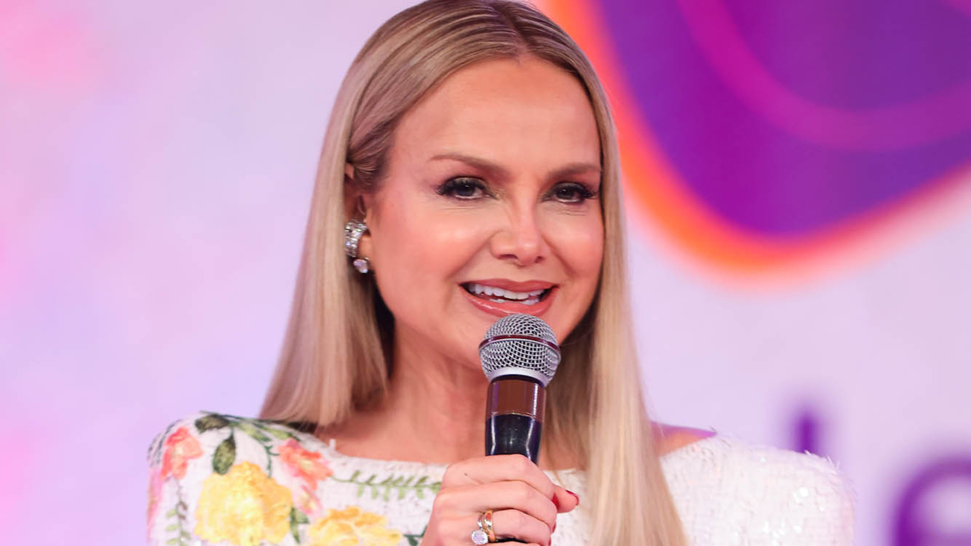 Eliana volta ao SBT e esbanja elegância com vestido branco