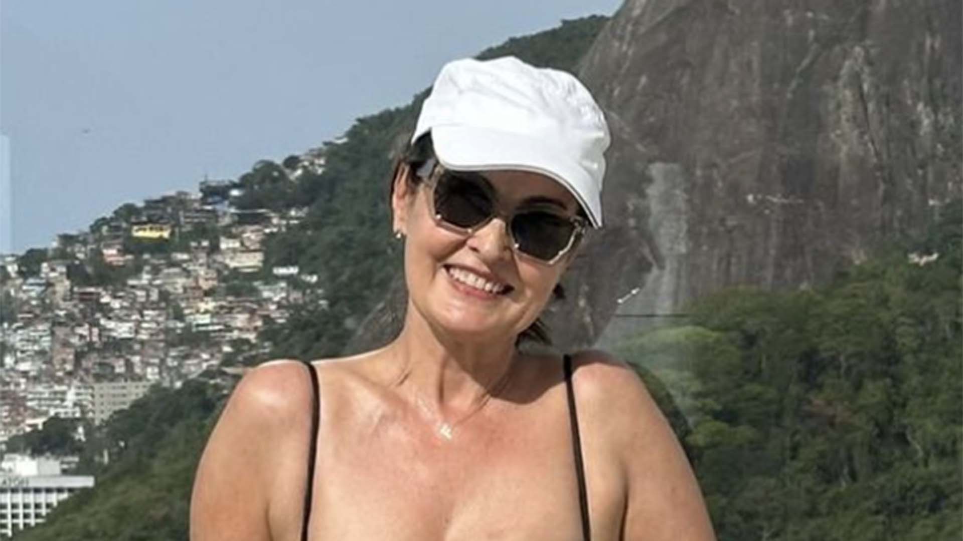 Fátima Bernardes faz rara aparição só de maiô na piscina. Veja a foto!