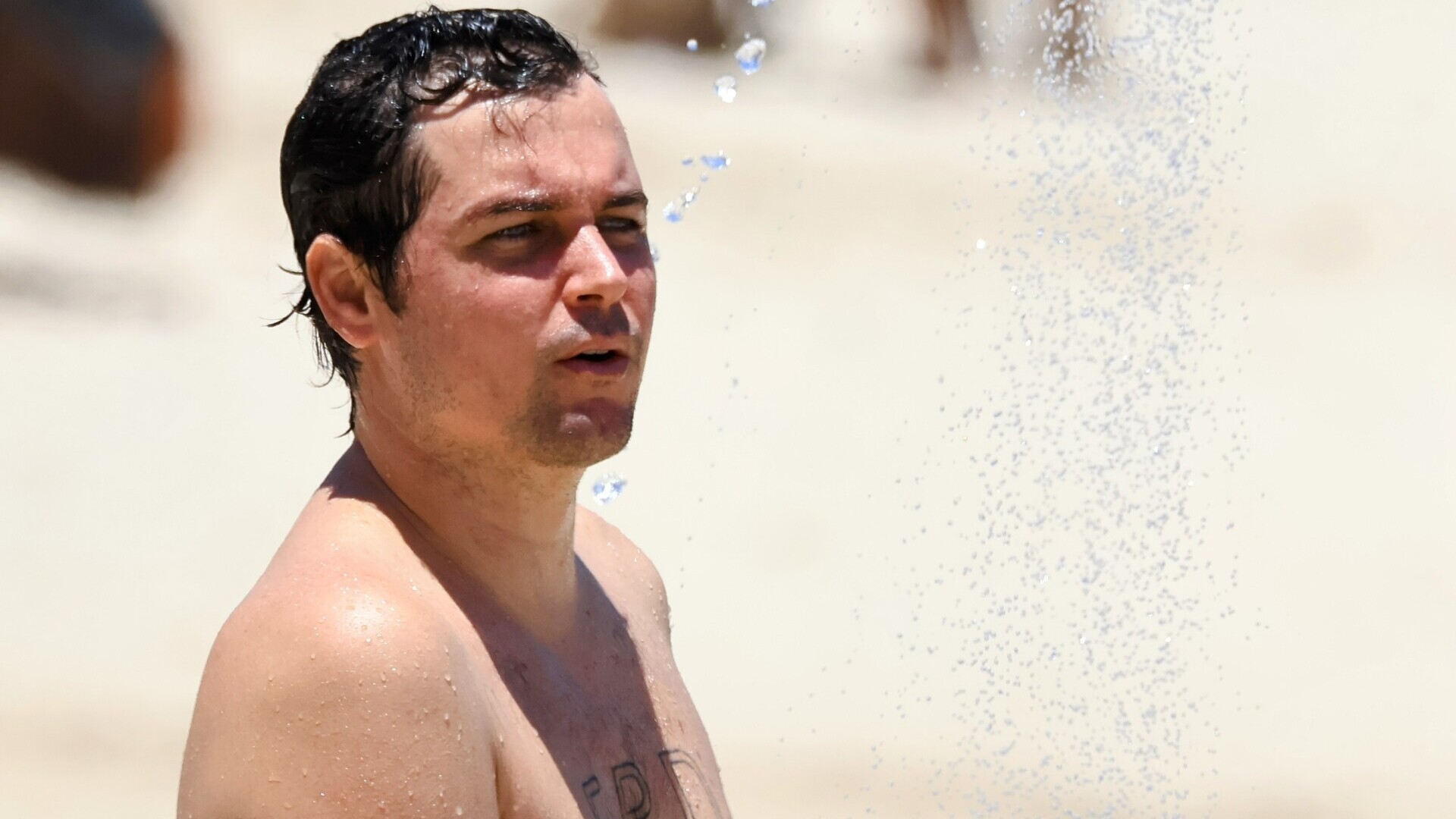 Lembra dele? Felipe Dylon é flagrado em dia na praia