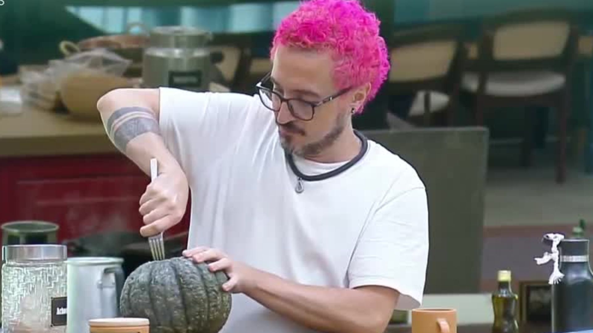 A Fazenda 16: Fernando revela motivo de fazer questão de cozinhar para os peões