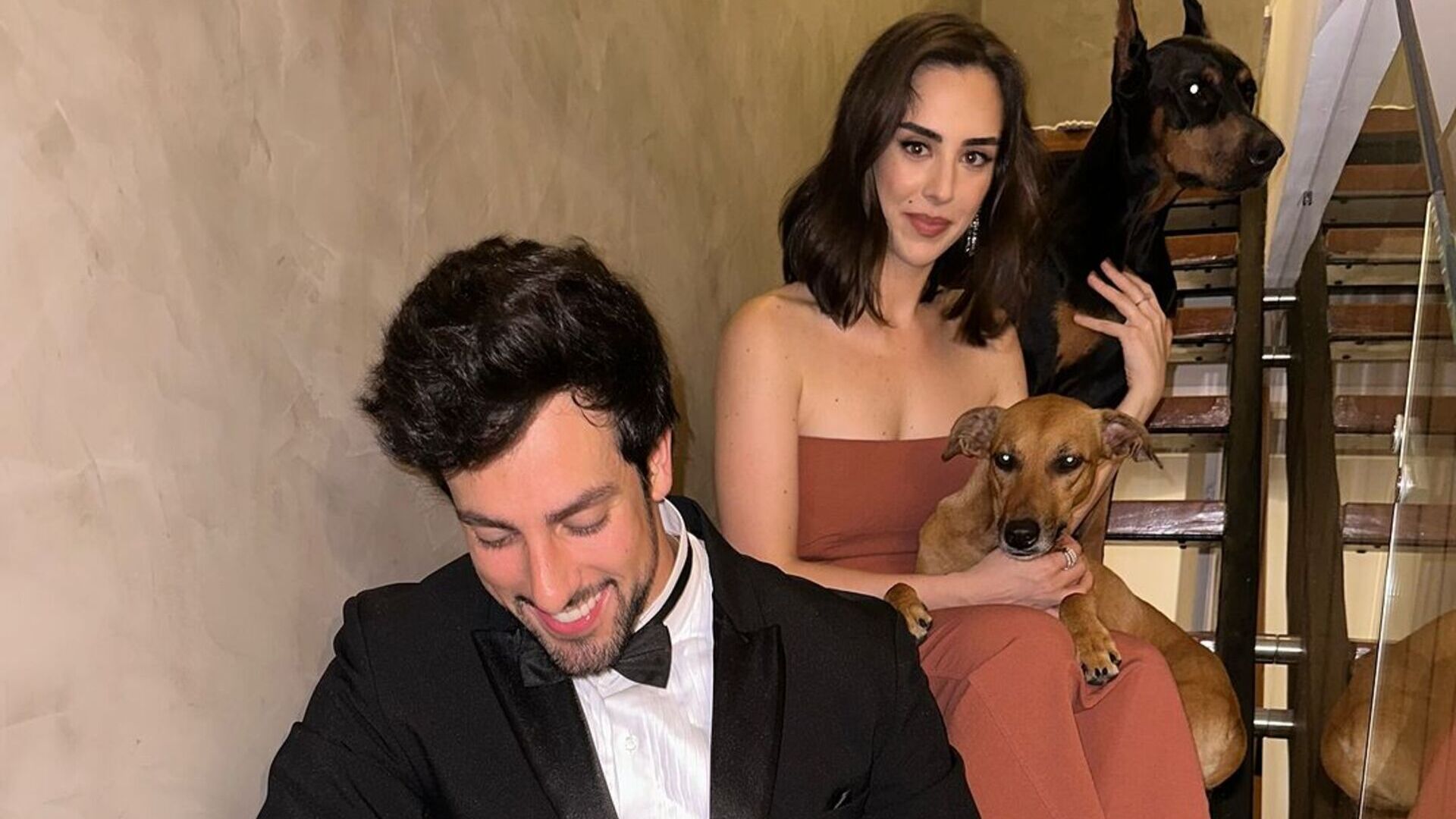 Filha de Faustão surge em foto rara com o noivo e seus cachorros