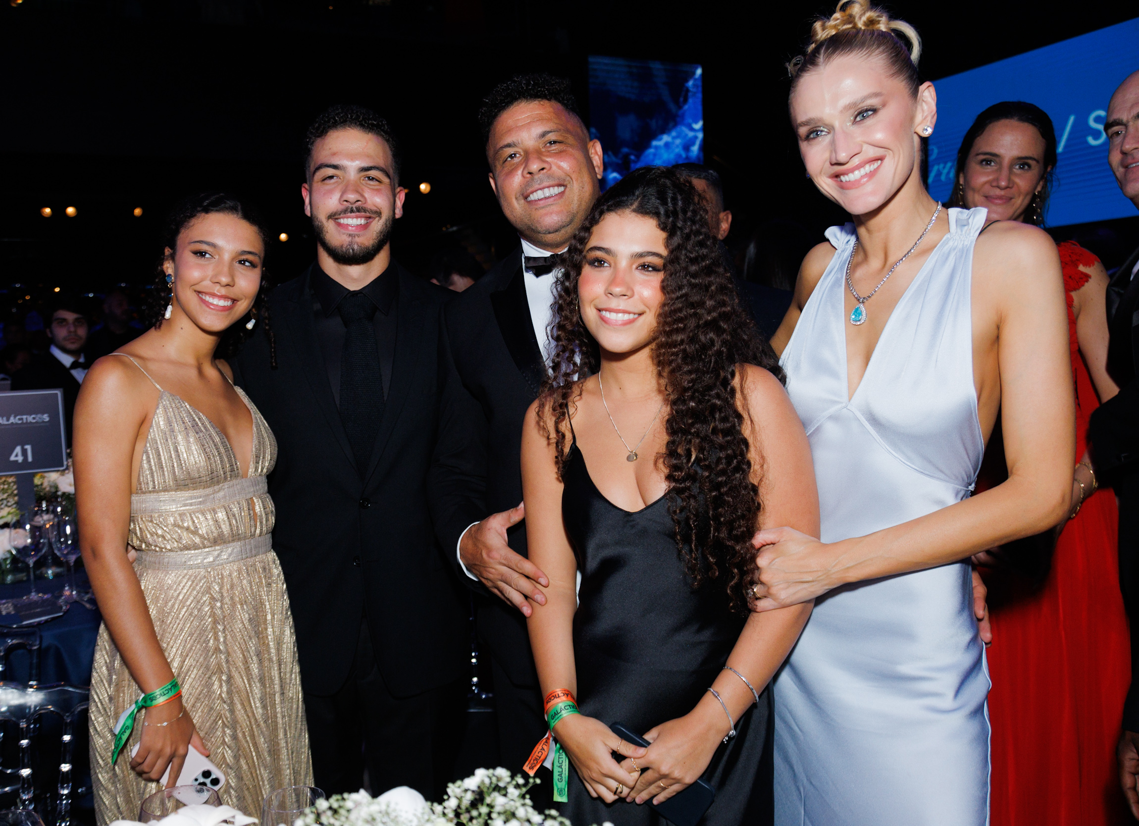 Ronaldo posa com três de seus quatro filhos em leilão; veja as fotos