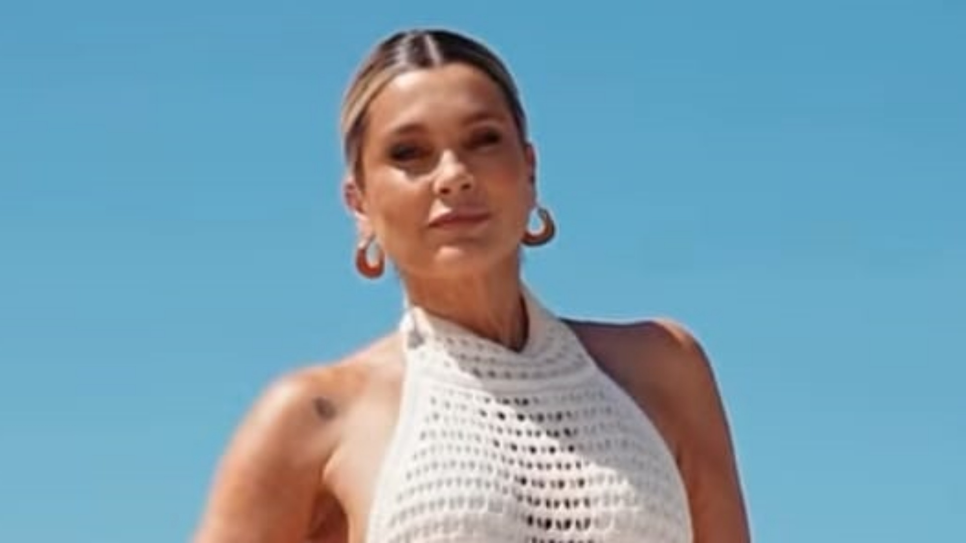 Flávia Alessandra chama atenção com look de crochê na praia: ‘Musa’