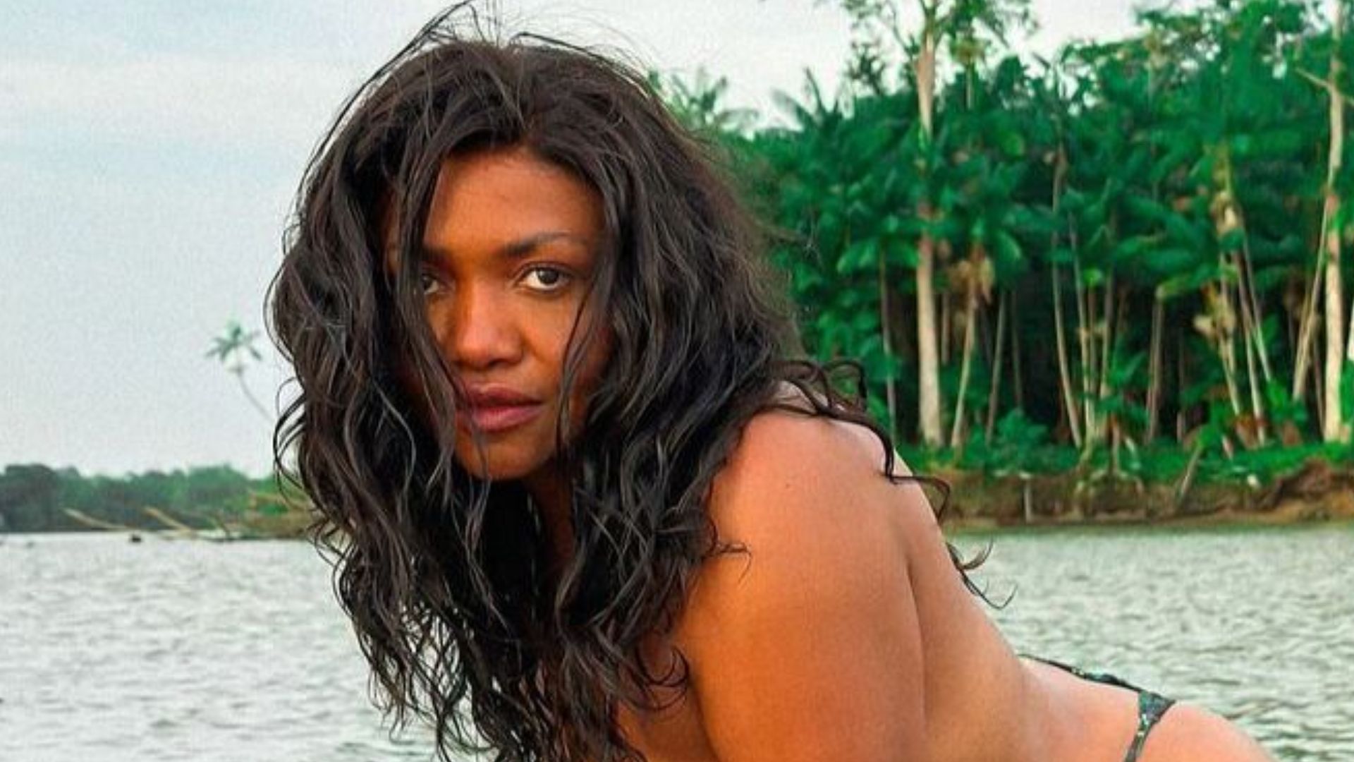 Gaby Amarantos arranca suspiros ao posar de topless: “Vivendo a liberdade”