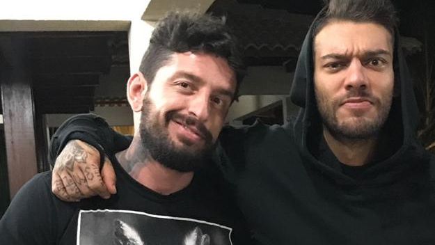 Tatuador dos famosos opina sobre tatuagem com sedação: ‘Um exagero’