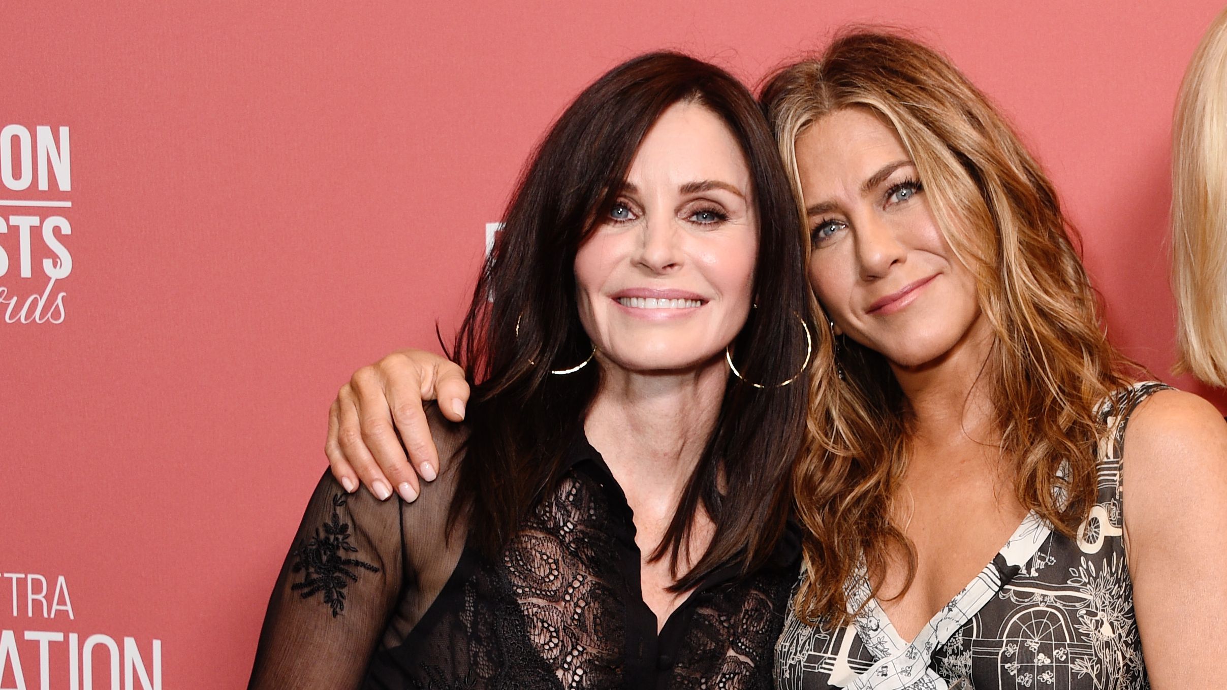 Courteney Cox revela lembranças sentimentais que Jennifer Aniston guarda de ‘Friends’