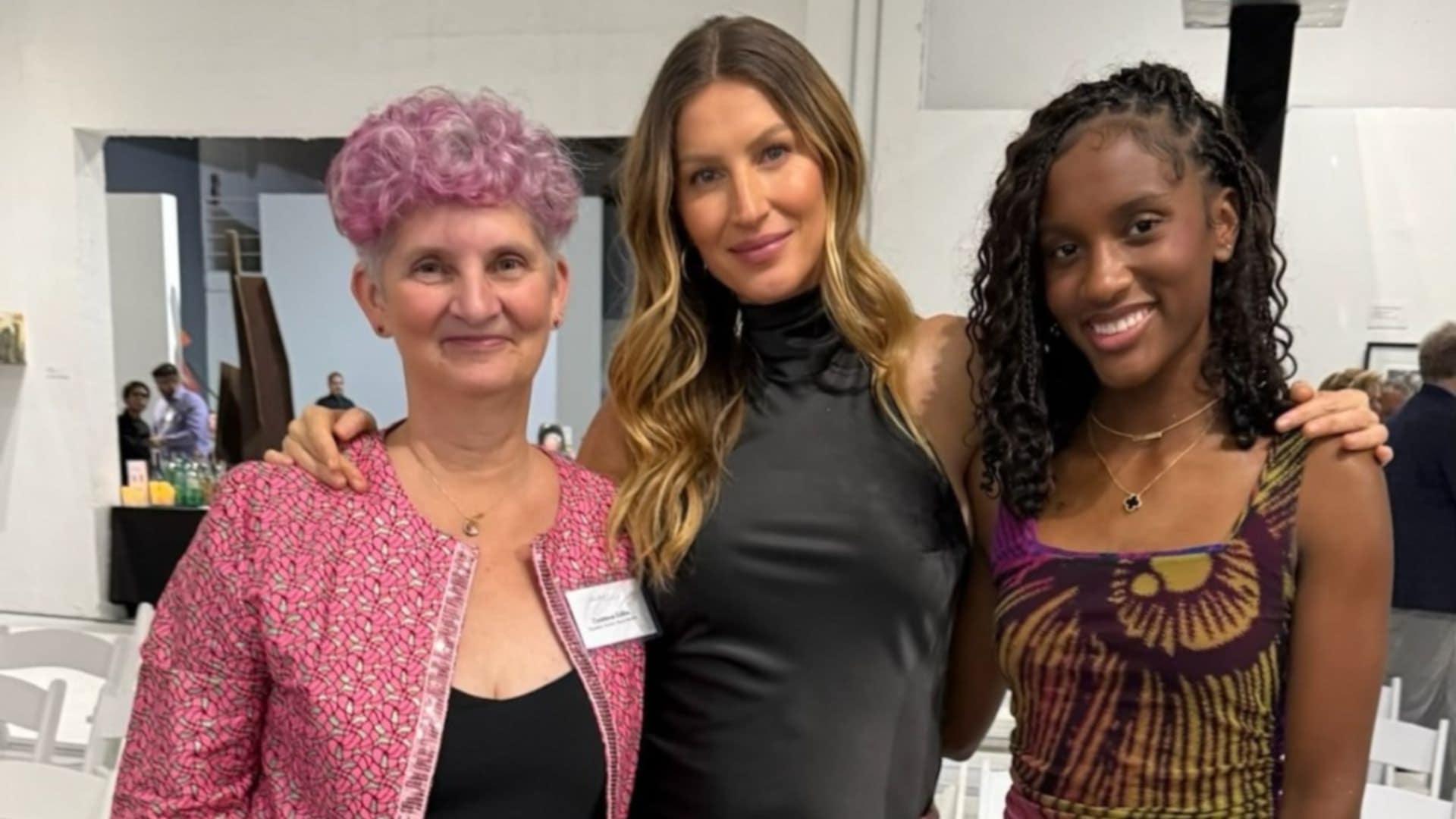 Gisele Bündchen exibe barriguinha de grávida em evento; veja as fotos
