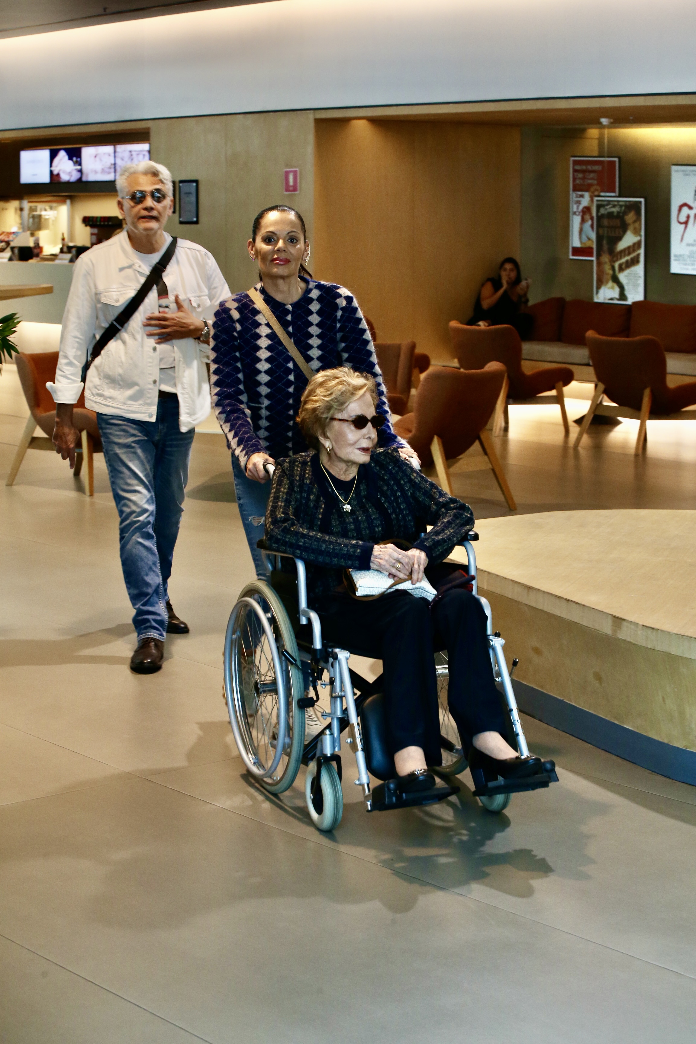 De cadeira de rodas, Gloria Menezes faz rara aparição em público - CARAS Brasil