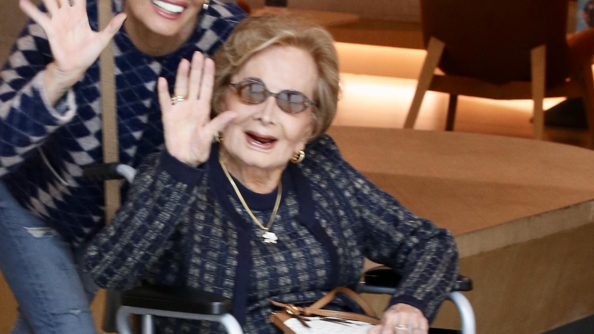 De cadeira de rodas, Gloria Menezes faz rara aparição em público
