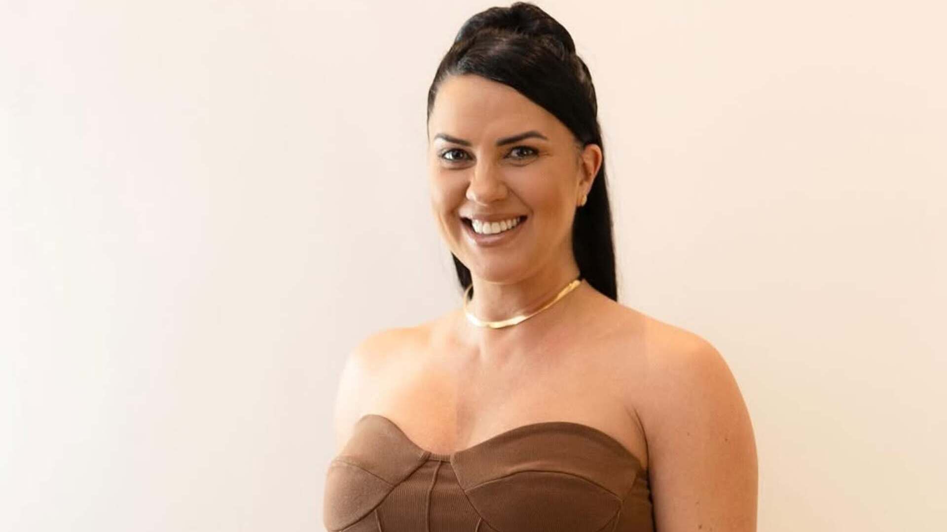 Graciele Lacerda marca barrigão em vestido colado e chama a atenção