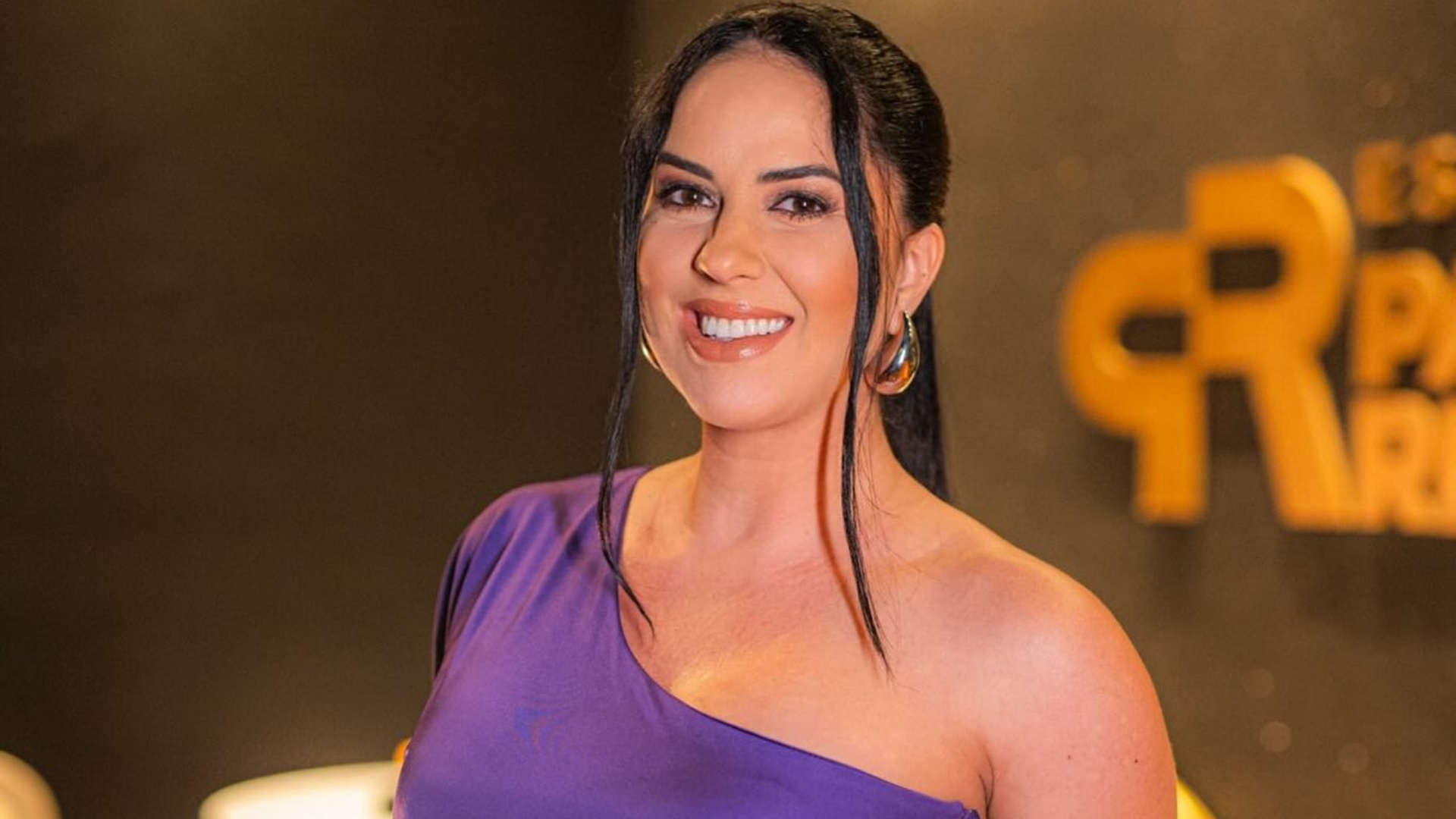 Grávida, Graciele Lacerda chama atenção ao surgir com look justo