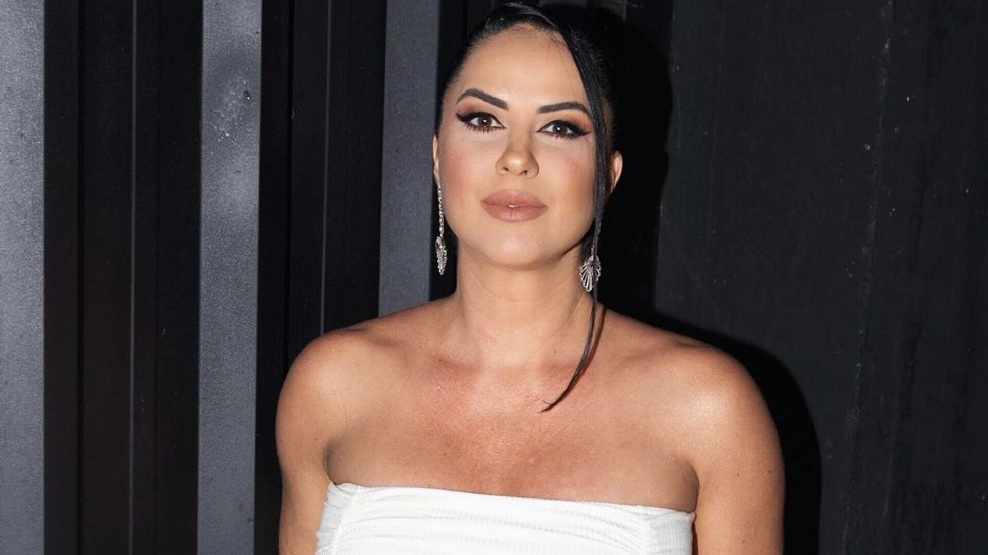 Grávida, Graciele Lacerda surge arrasadora com vestido branco colado