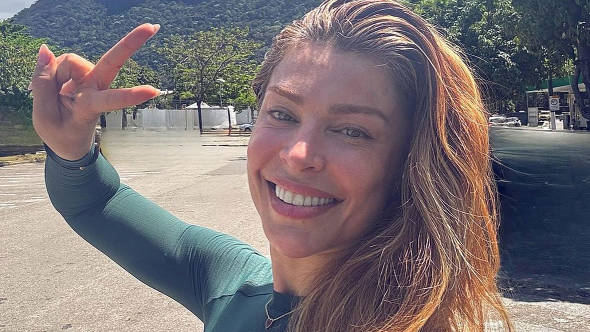 Grazi Massafera entra no clima de Natal e mostra árvore luxuosa