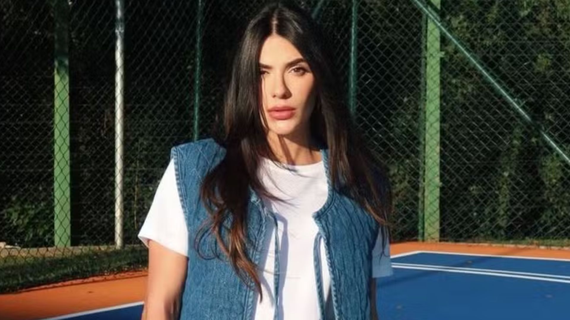 De jeans, Jade Magalhães exibe barrigão em reta final de gravidez