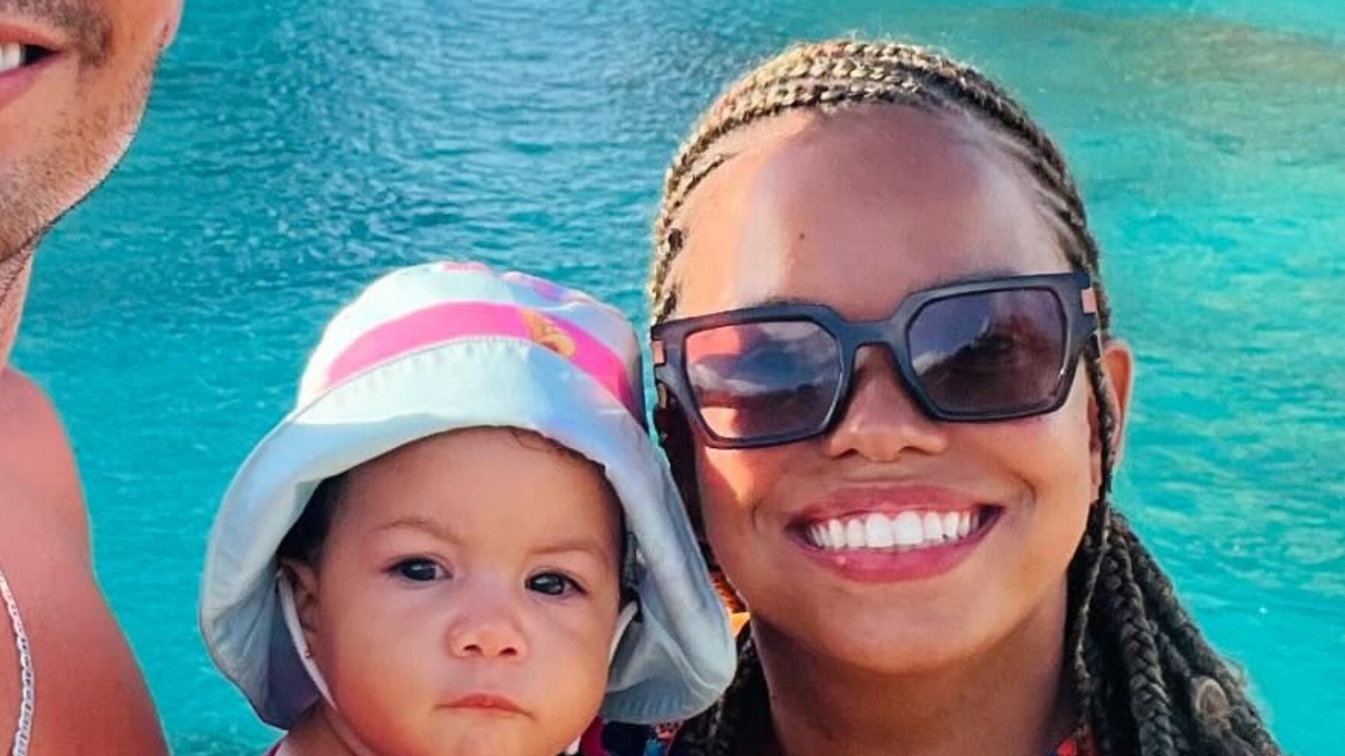 Filha de Jeniffer Nascimento rouba a cena em fotos na praia: ‘Quem aguenta?’
