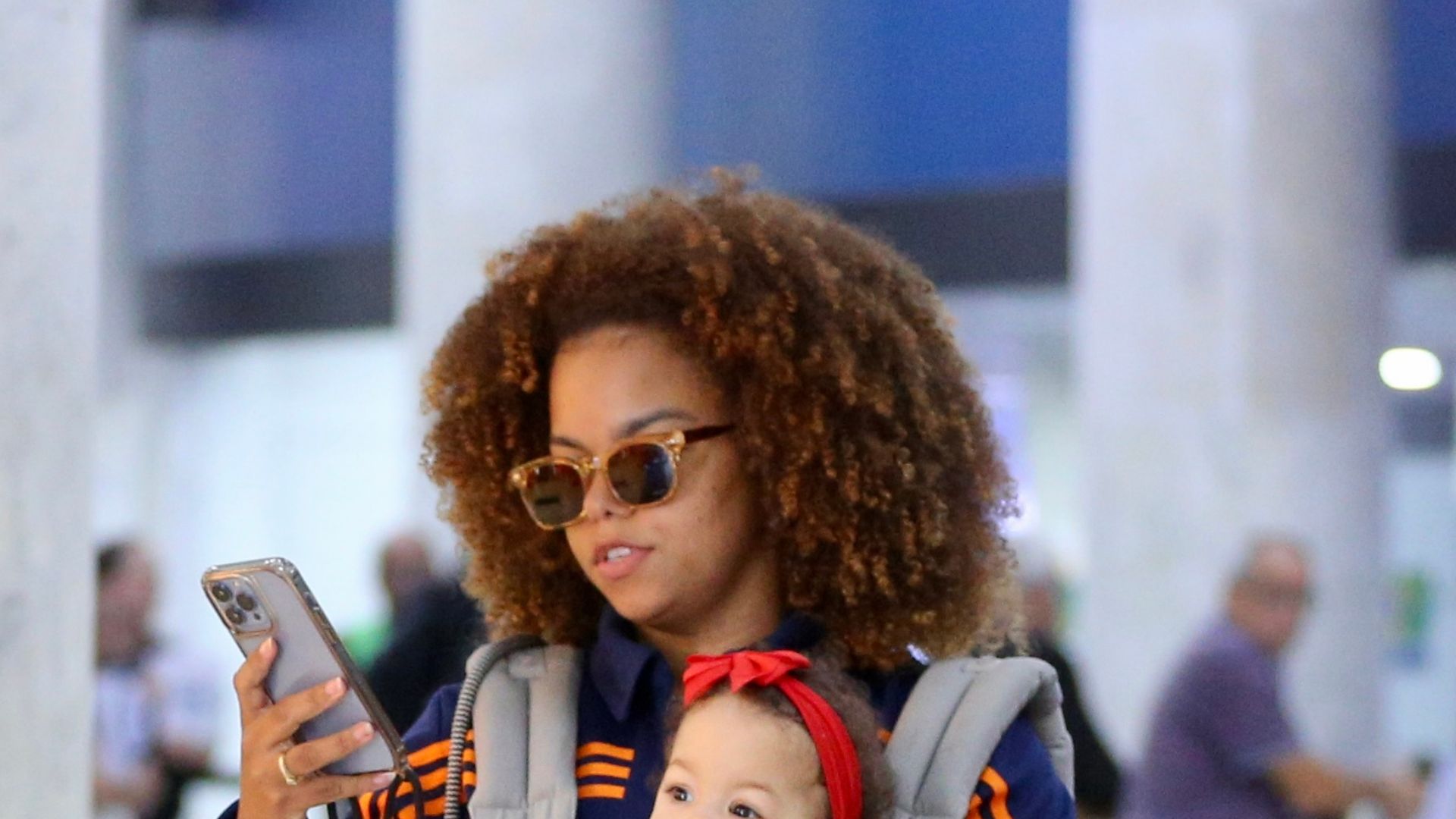 Filha de Jeniffer Nascimento esbanja fofura em aeroporto. Veja!