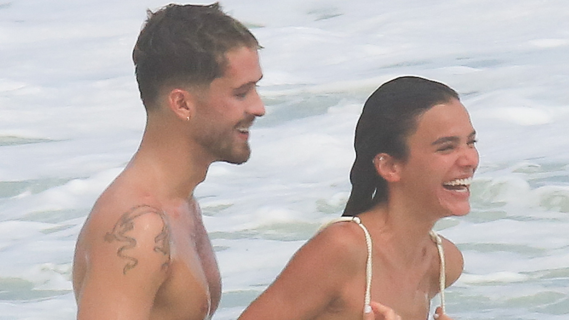 João Guilherme e Bruna Marquezine brincam de ‘guerra de água’ no mar
