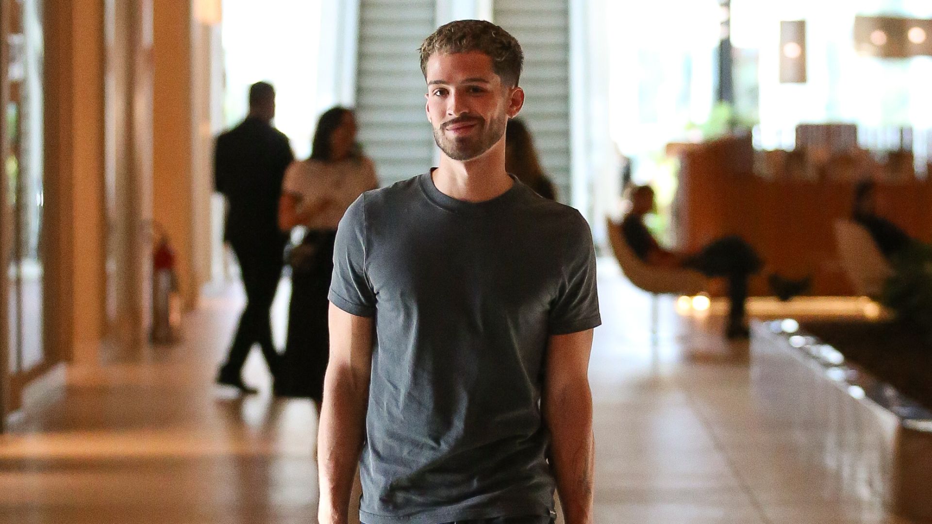 João Guilherme aproveita dia de compras após praia com Bruna Marquezine