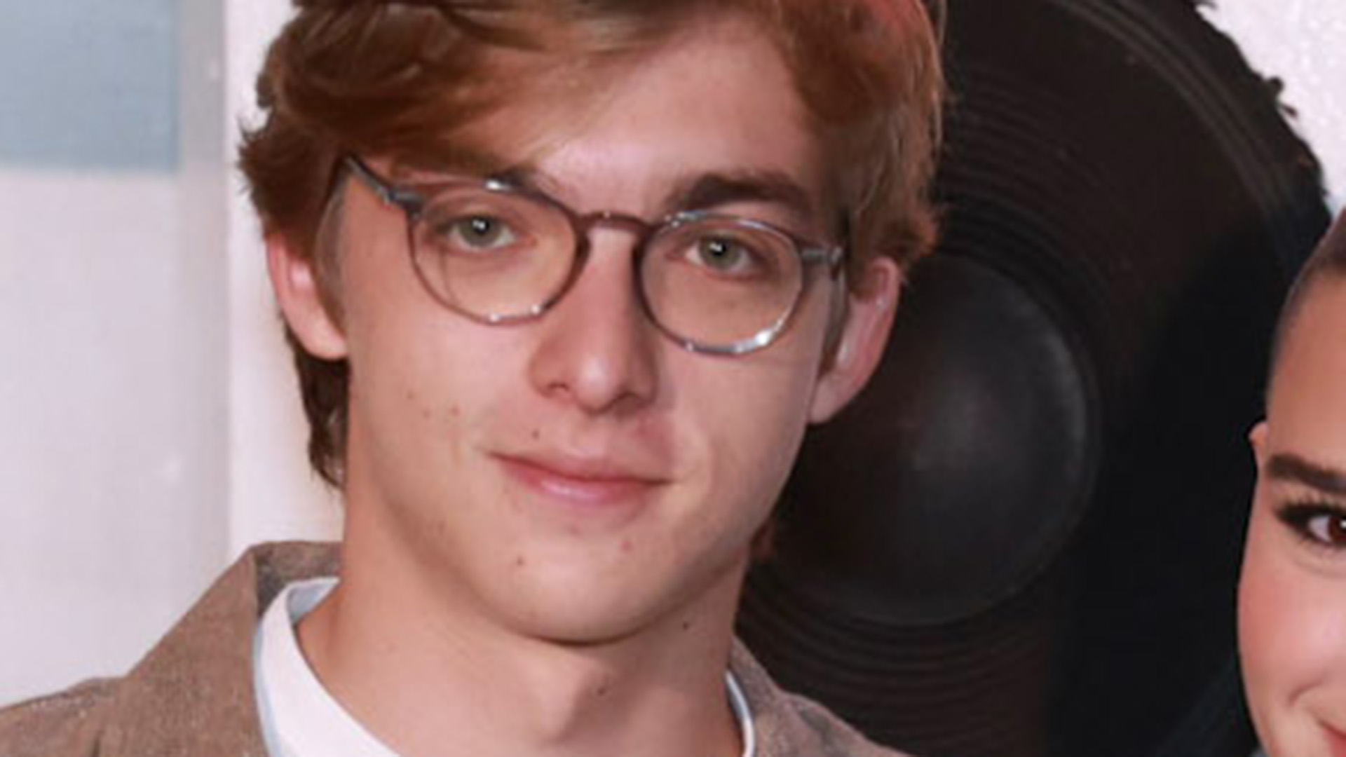 Filho de Luciano Huck, Joaquim Huck surge com a namorada em noitada
