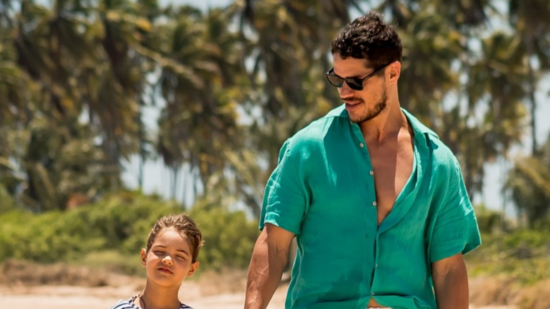 De férias, José Loreto curte passeio na praia com a filha