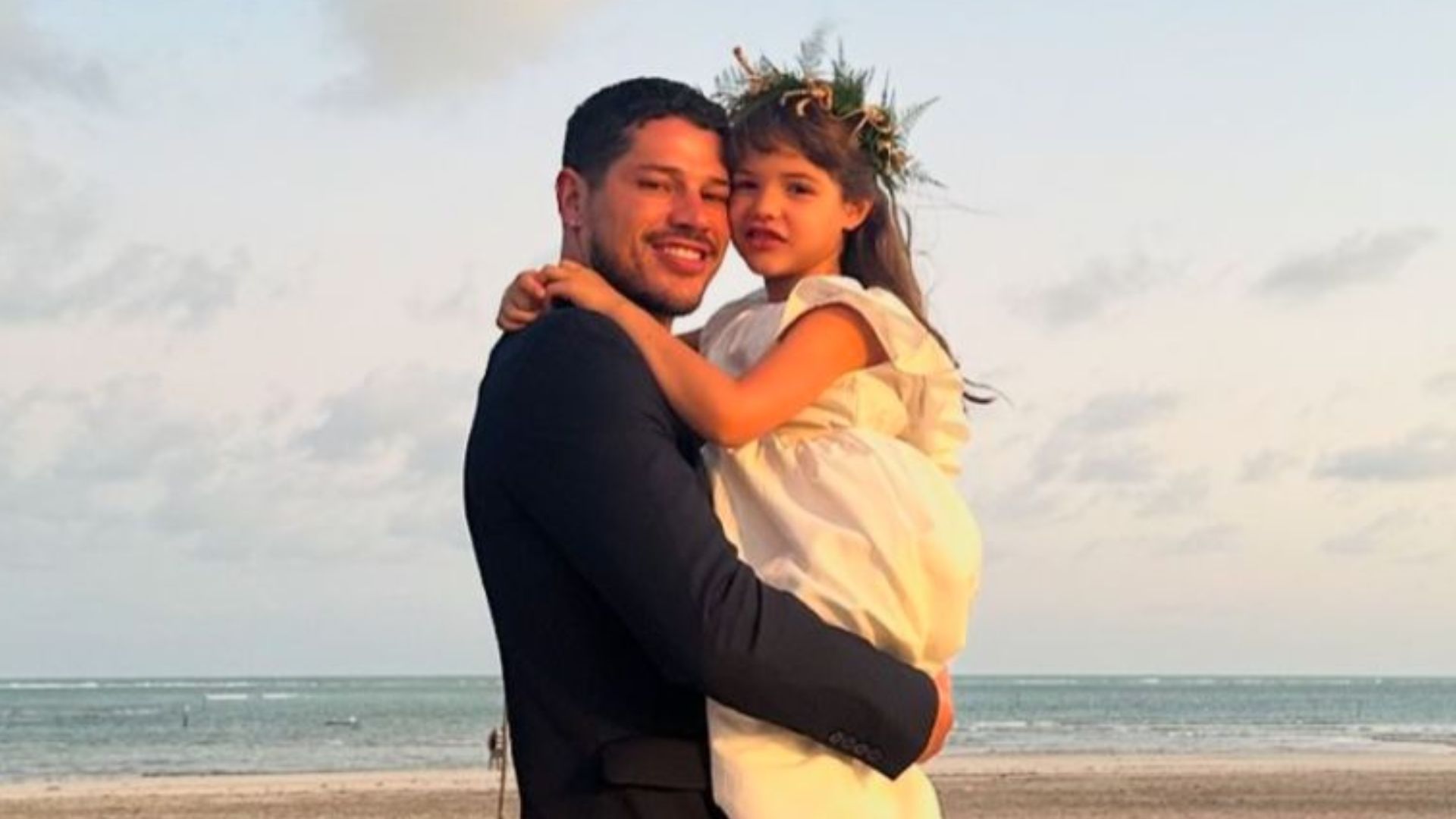 José Loreto esbanja fofura com clique ao lado da filha: “Celebrando o amor”