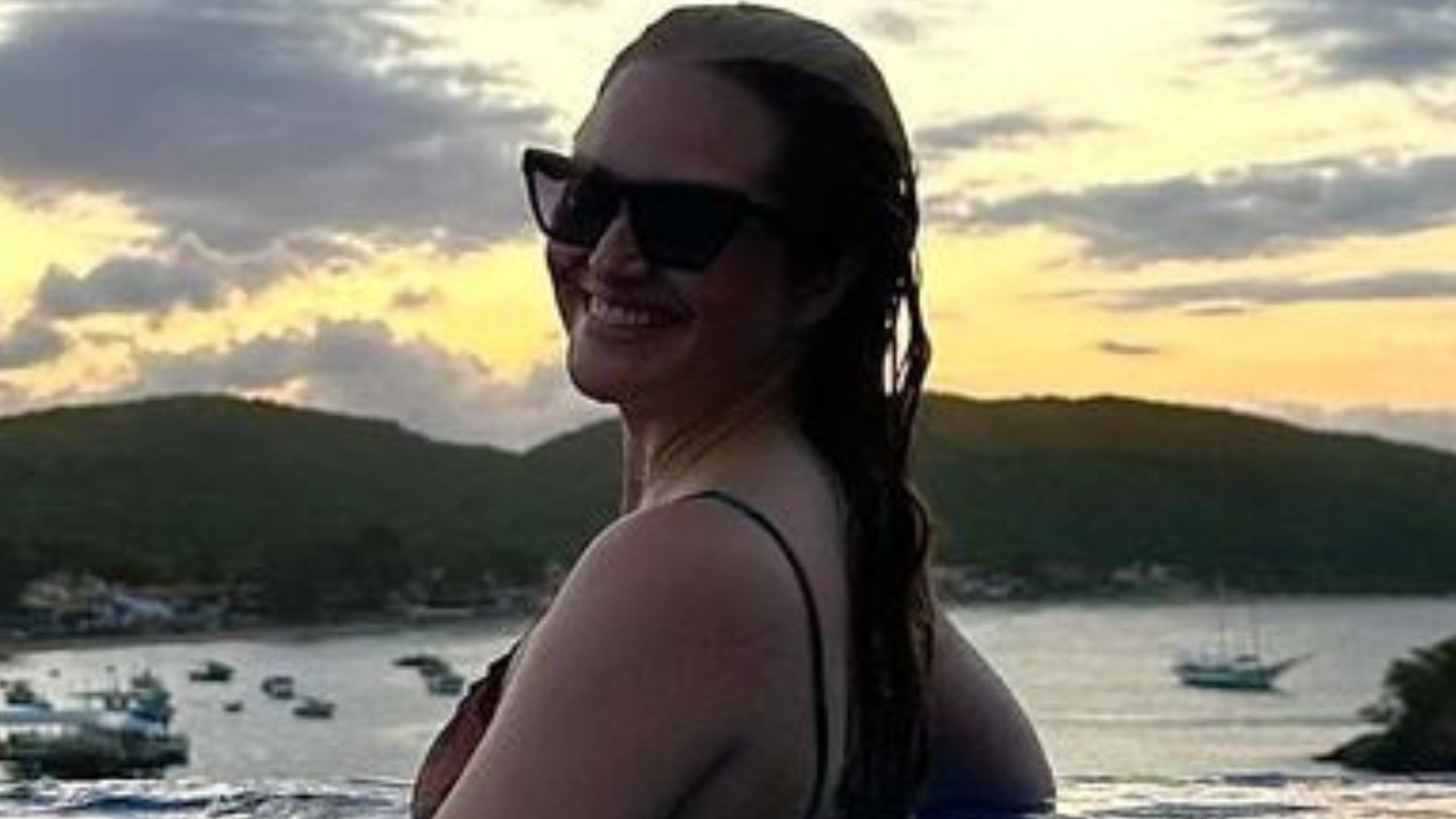 Juliana Paiva esbanja beleza em cliques na praia: ‘Linda’