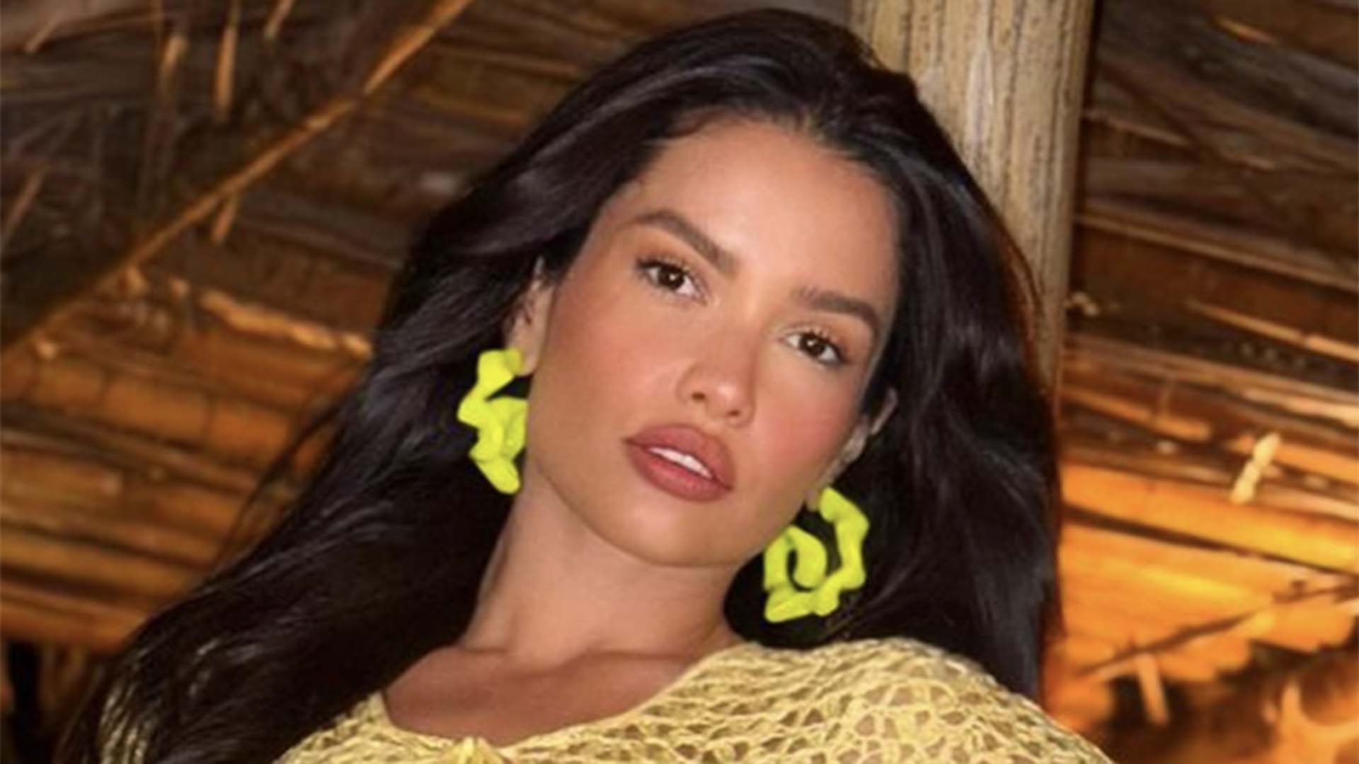Juliette dispensa o sutiã em look com decote até o umbigo