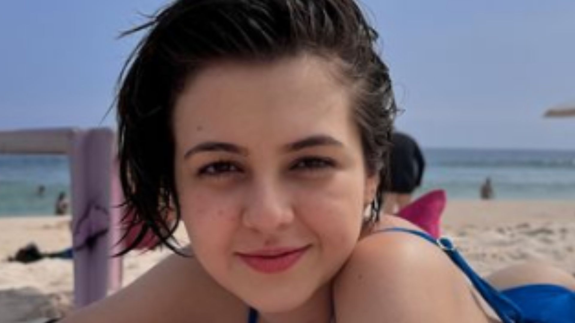 Klara Castanho curte folga na praia e exibe boa forma em novas fotos