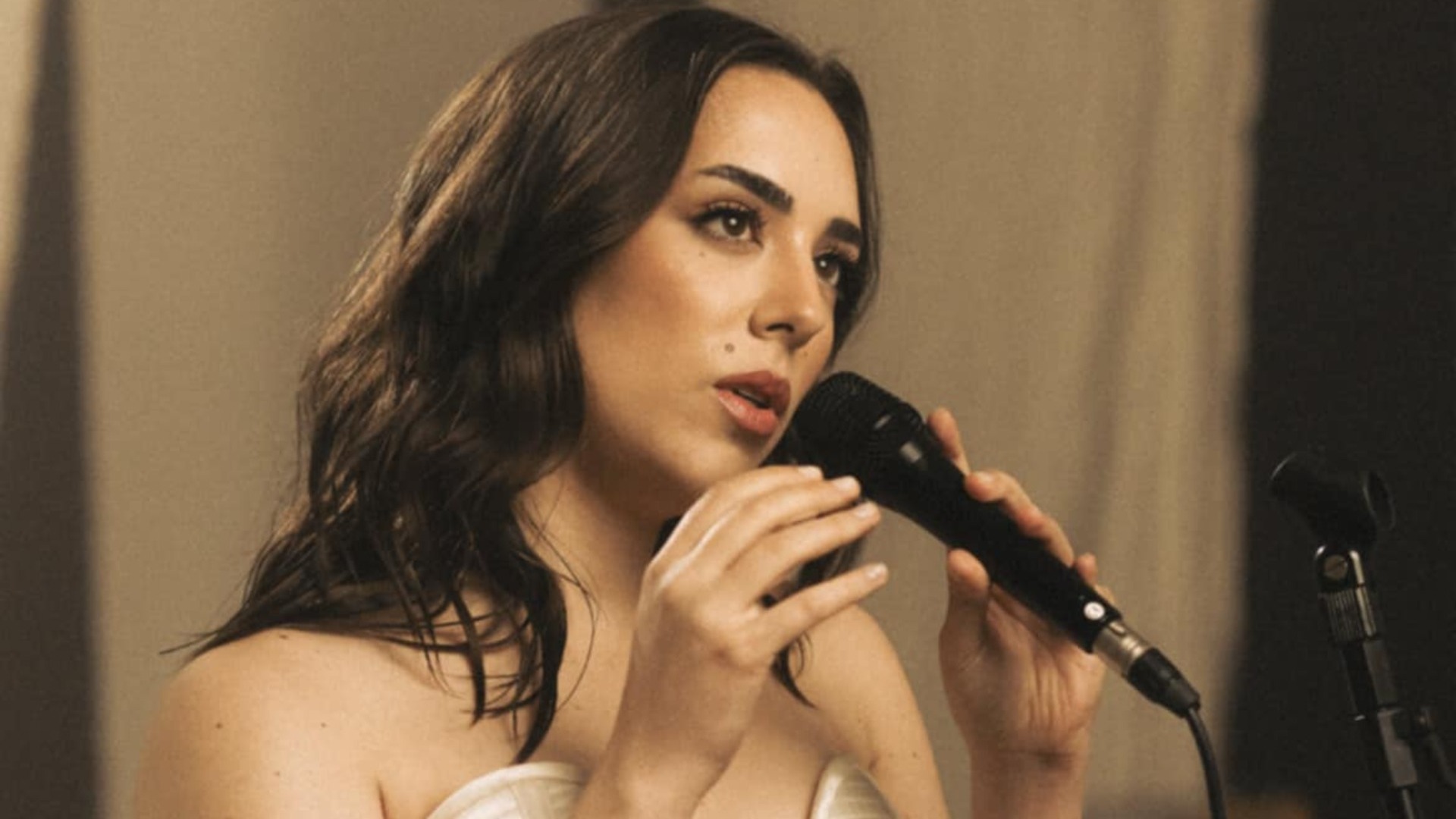 Lançando novo projeto, LARA revela dificuldade em admitir carreira: ‘Medo’
