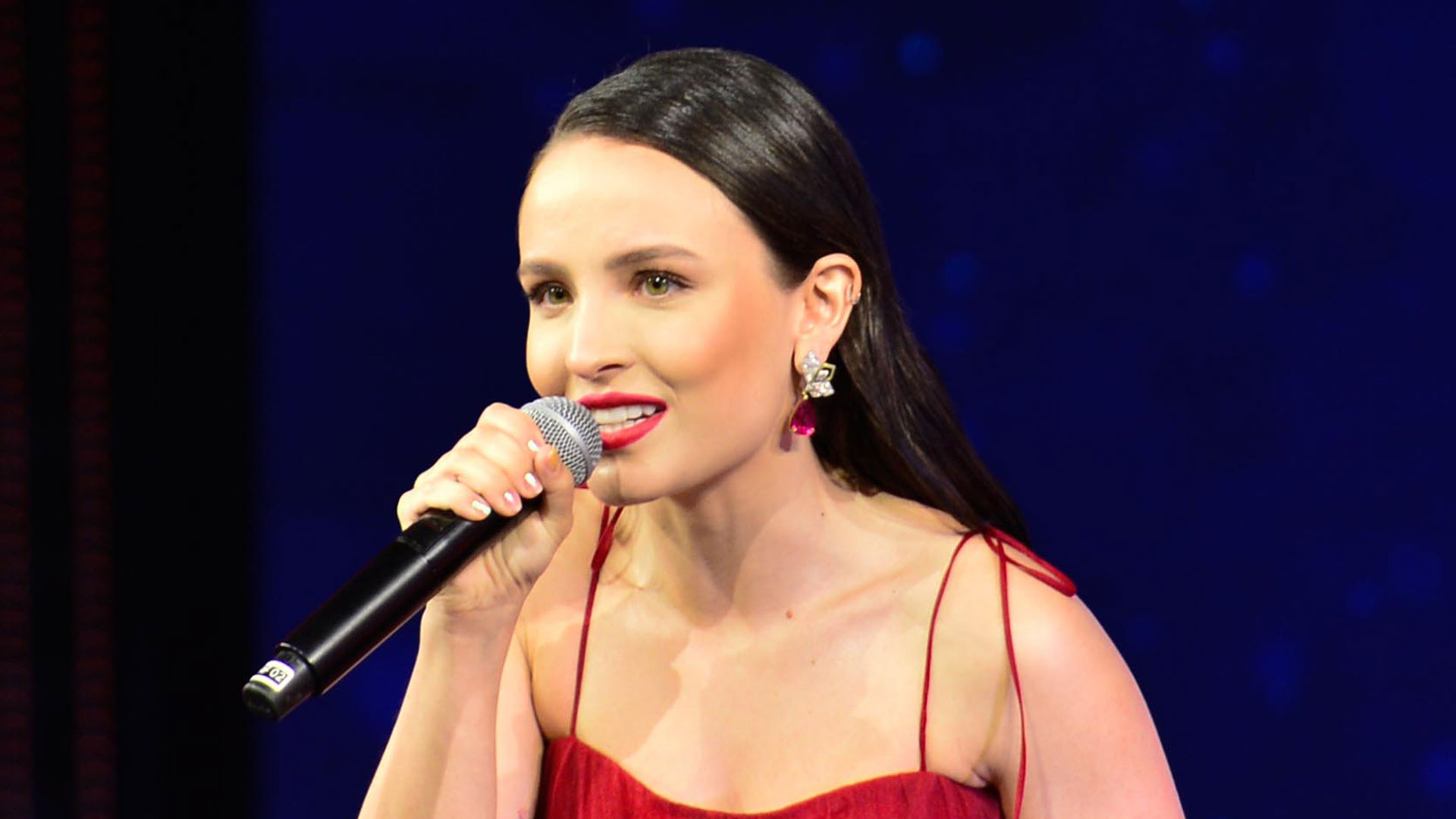 Larissa Manoela elege look de princesa para evento da Disney