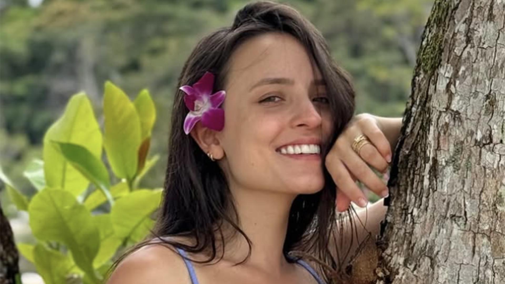 Larissa Manoela deixa à mostra tatuagem na virilha ao usar look cavado