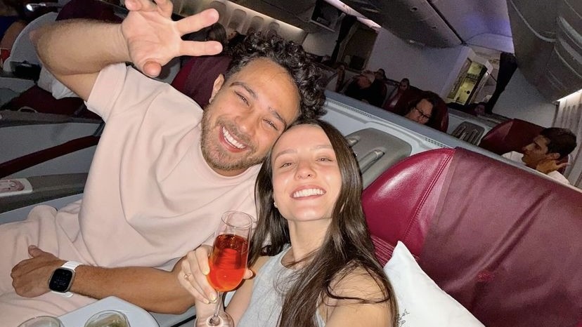 Larissa Manoela compartilha primeira parada de viagem com o marido