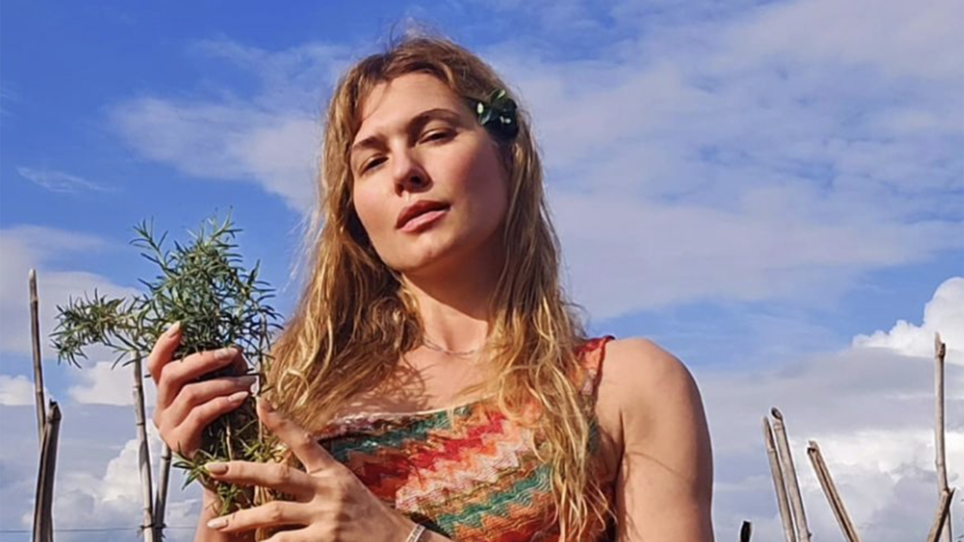 Primeira vez: Lívia Andrade exibe sua barriga após a lipoaspiração