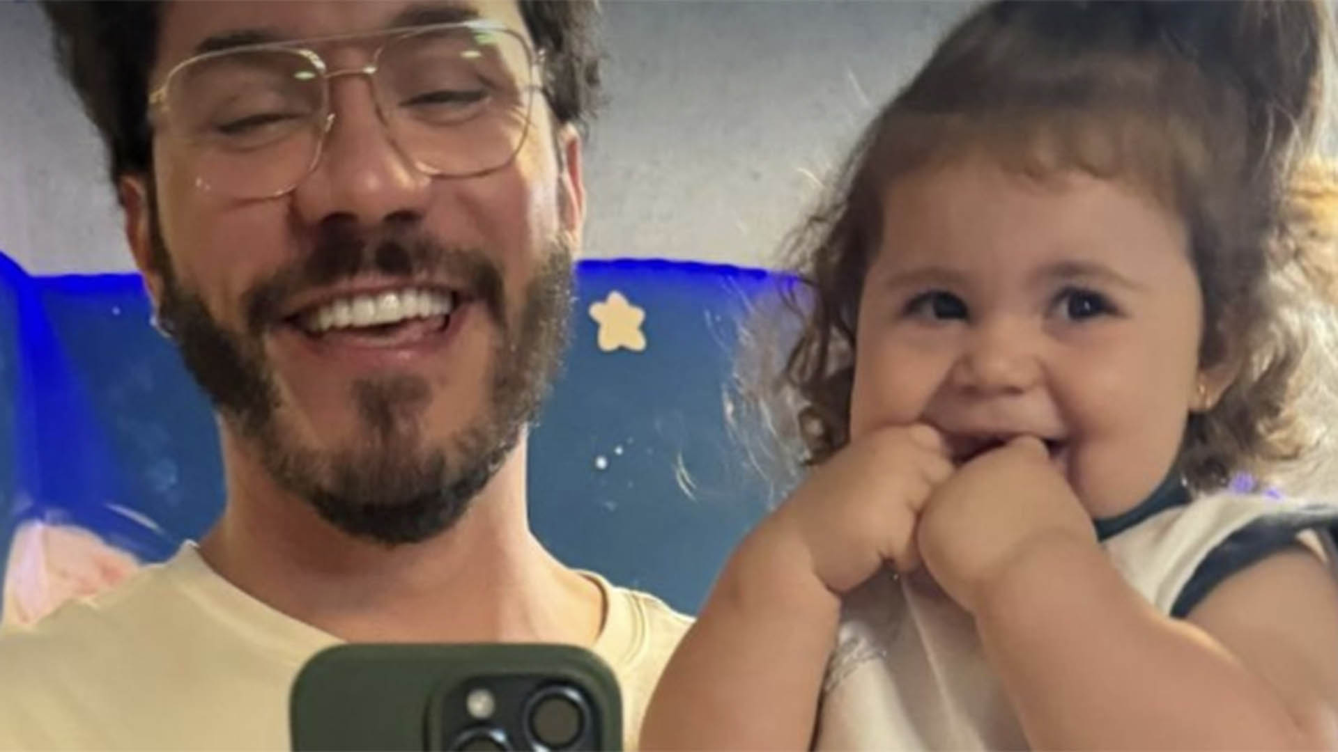 Filha de Viih Tube e Eliezer usa look personalizado para conhecer o irmão