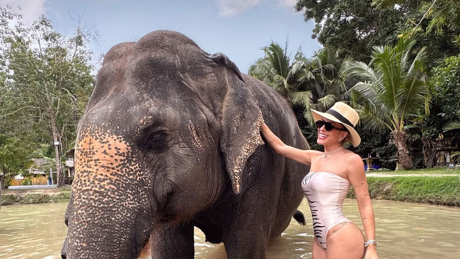 Lore Improta posa ao lado de elefante durante viagem