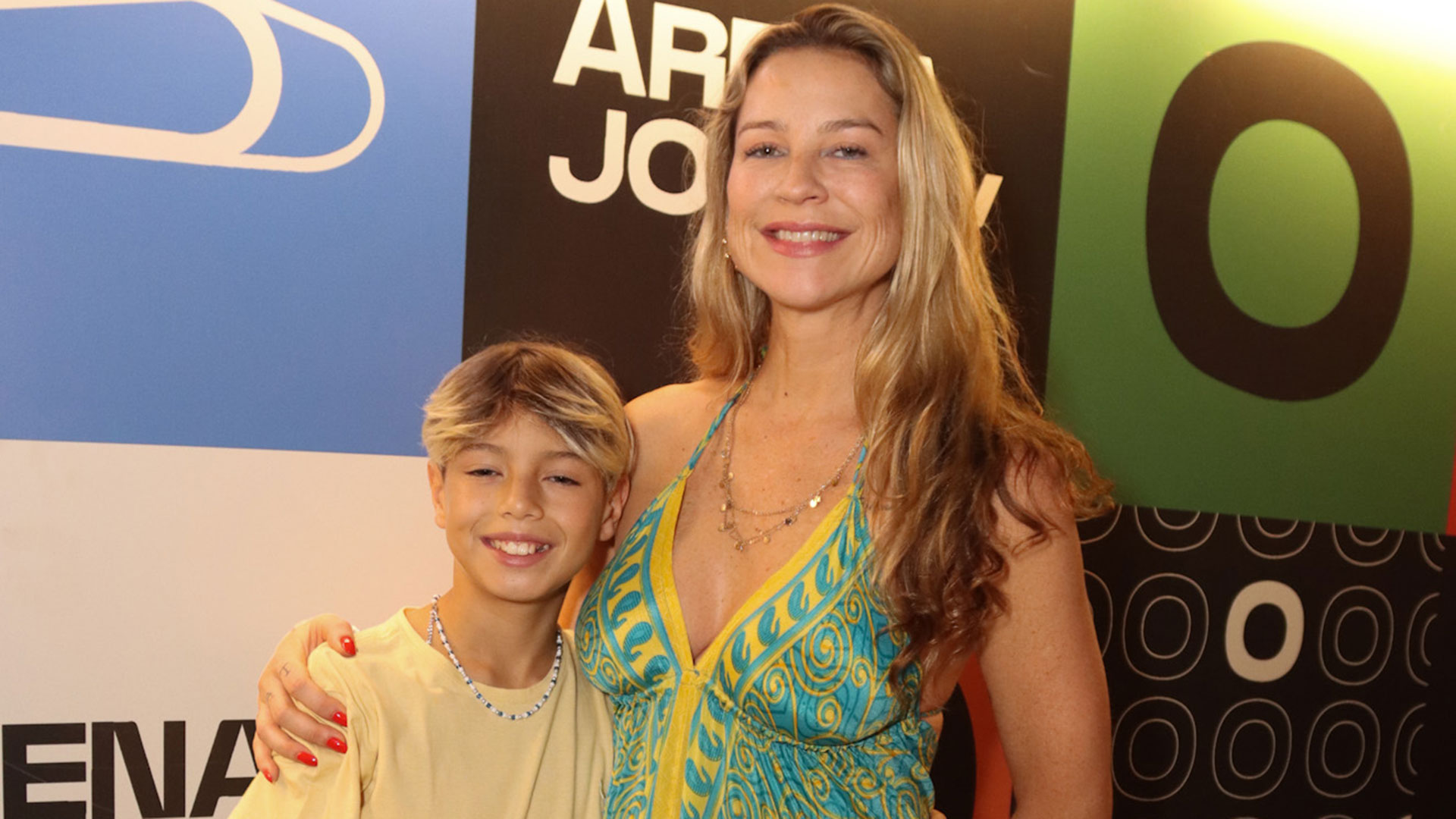 Luana Piovani curte show acompanhada pelo filho Dom