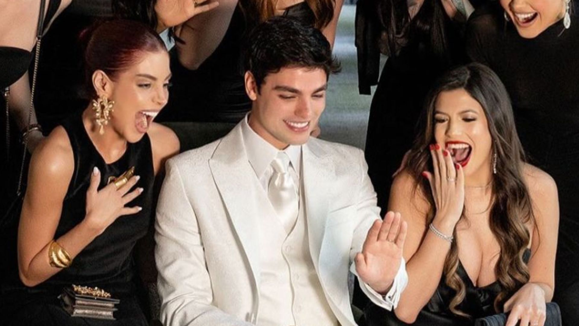 Lucas Bley abre registros ao lado das madrinhas de casamento com Lucas Rangel