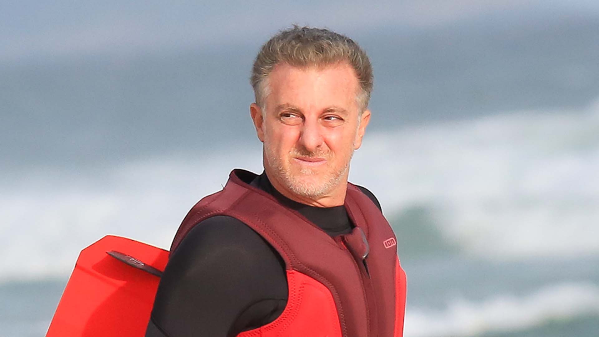 Luciano Huck pratica kitesurf em dia de folga no Rio de Janeiro