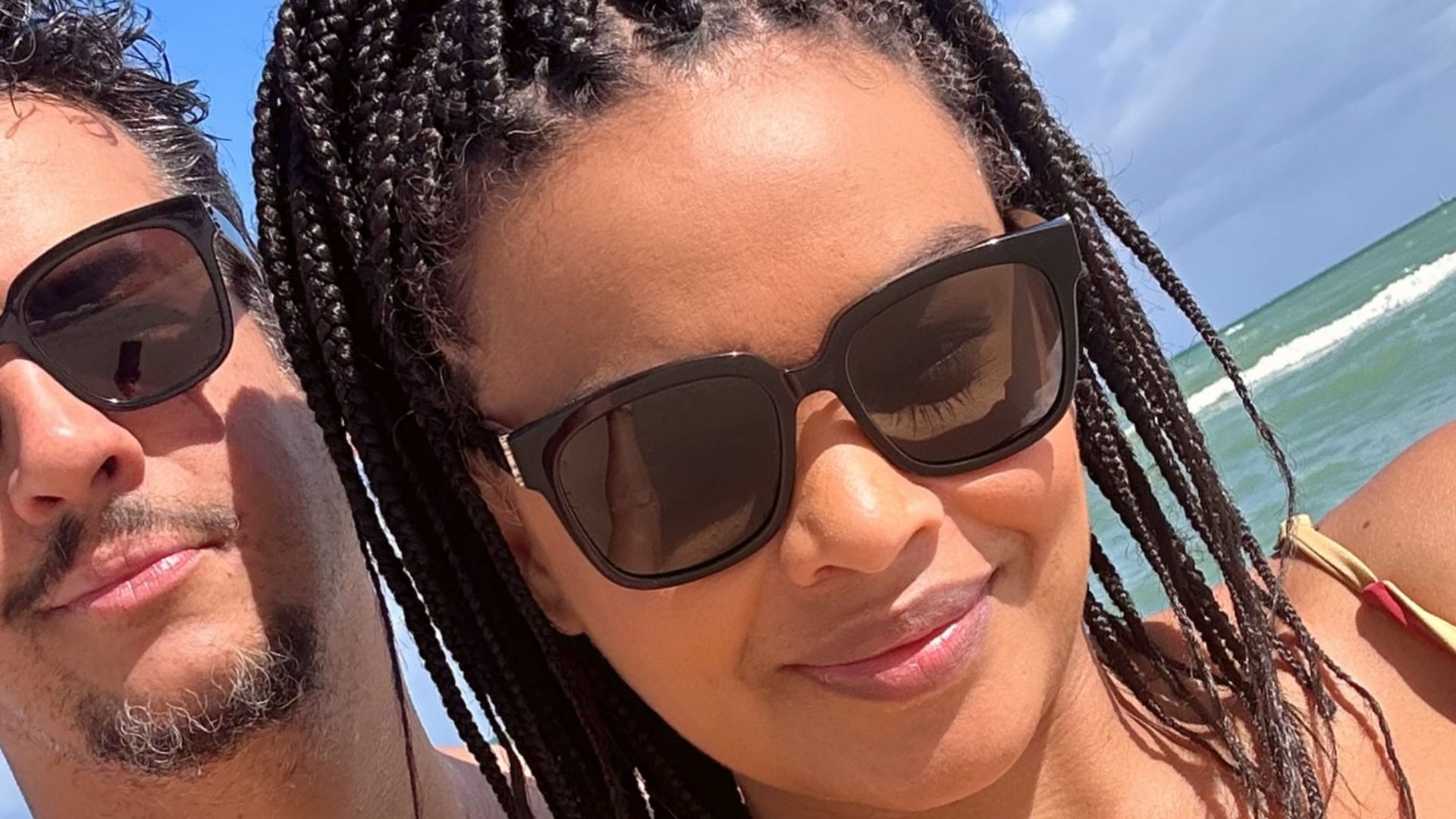 De férias, Lucy Ramos curte o dia na praia ao lado do marido: ‘Lindos’